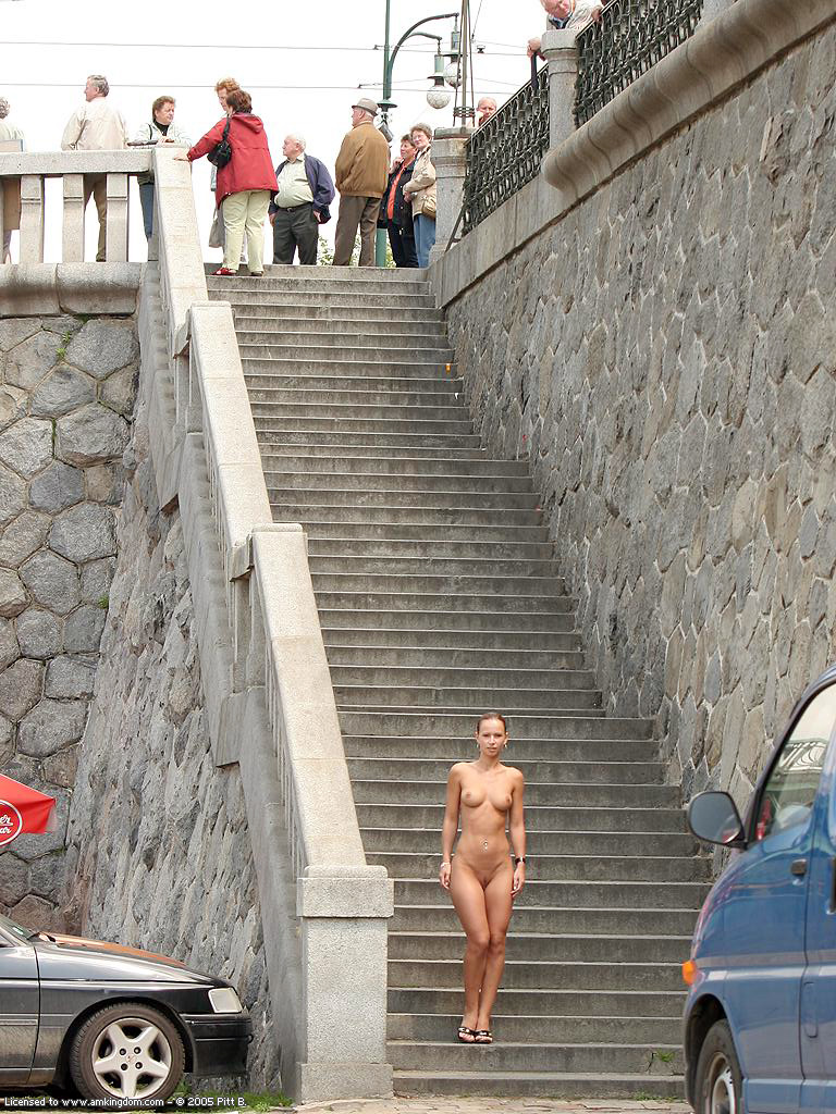 zuzana-nude-city-center-walk-naked-public-amkingdom-39