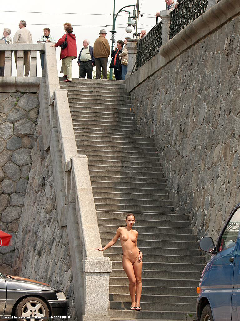 zuzana-nude-city-center-walk-naked-public-amkingdom-40