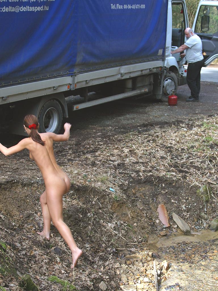 susana-spears-naked-walk-nude-in-public-022