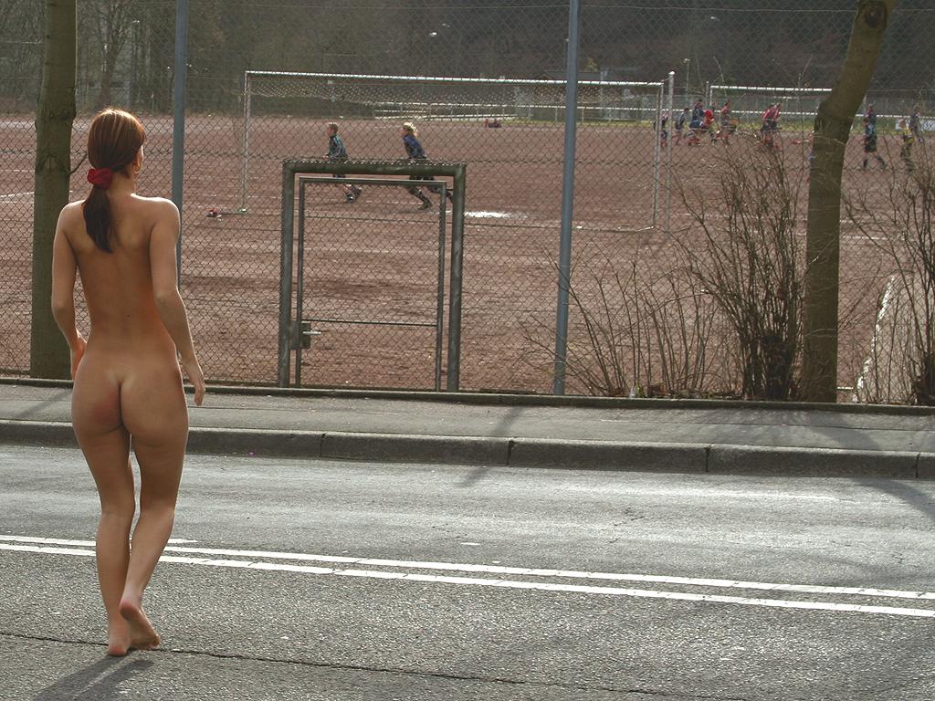 susana-spears-naked-walk-nude-in-public-053