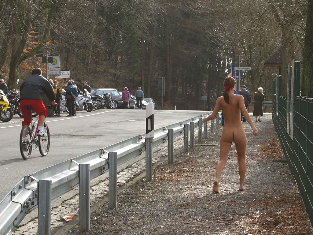 susana-spears-naked-walk-nude-in-public-066