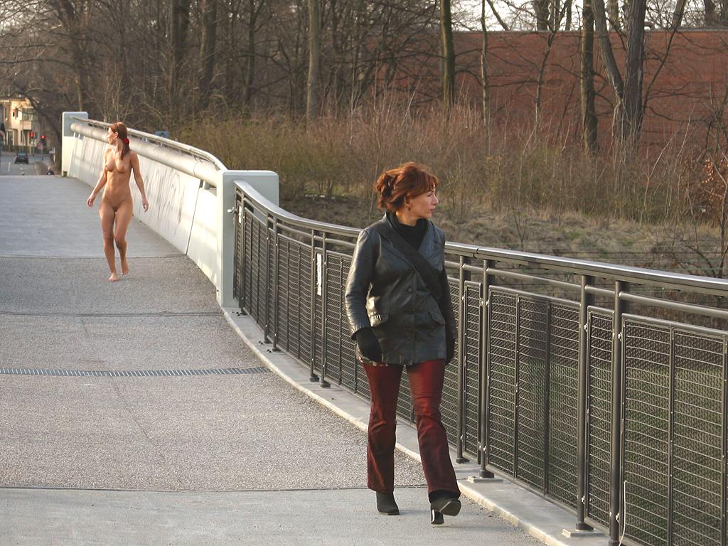susana-spears-naked-walk-nude-in-public-076