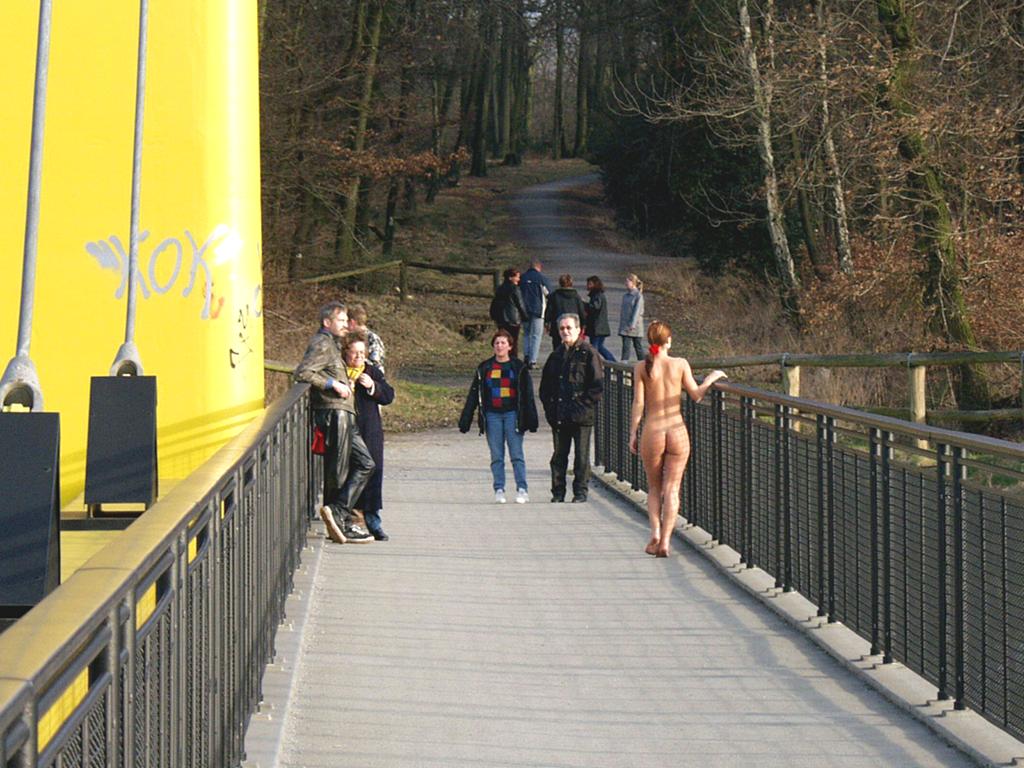 susana-spears-naked-walk-nude-in-public-086