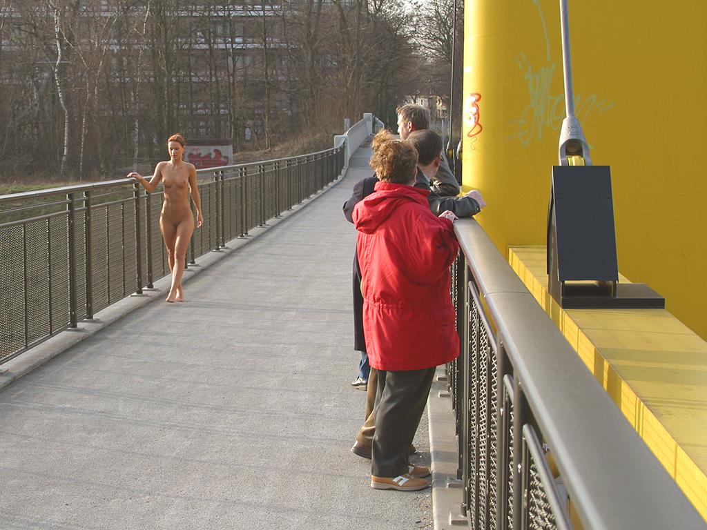 susana-spears-naked-walk-nude-in-public-087