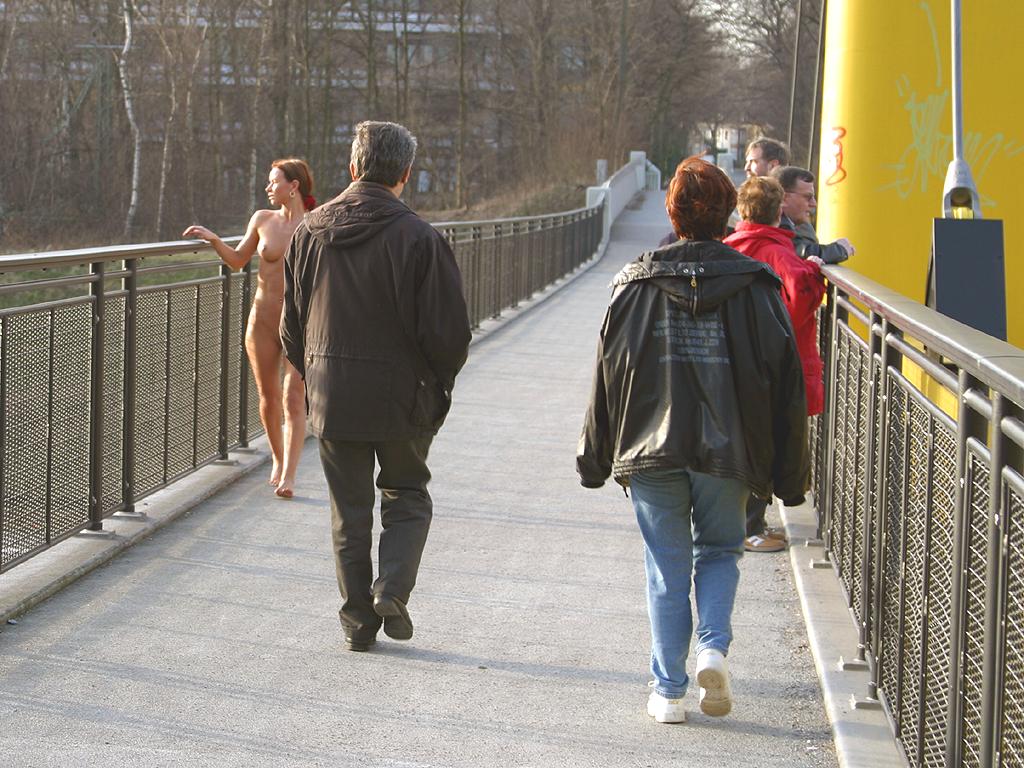 susana-spears-naked-walk-nude-in-public-088
