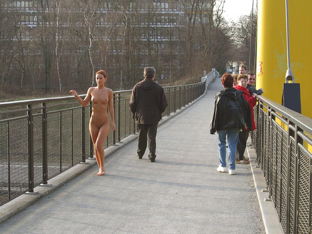 susana-spears-naked-walk-nude-in-public-089