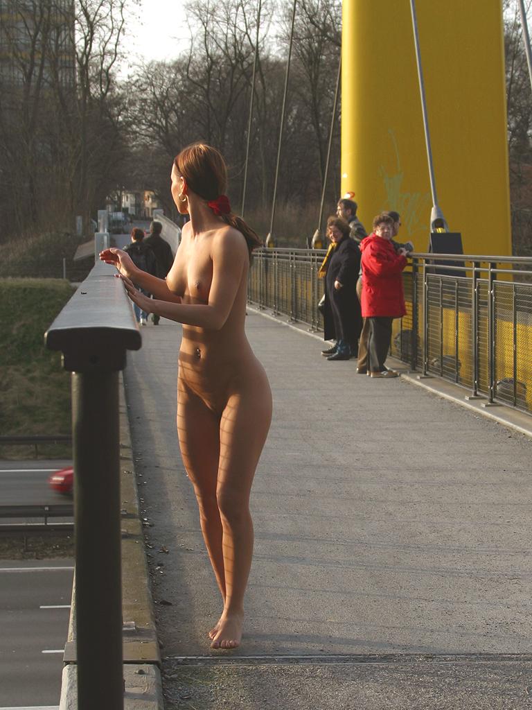 susana-spears-naked-walk-nude-in-public-091