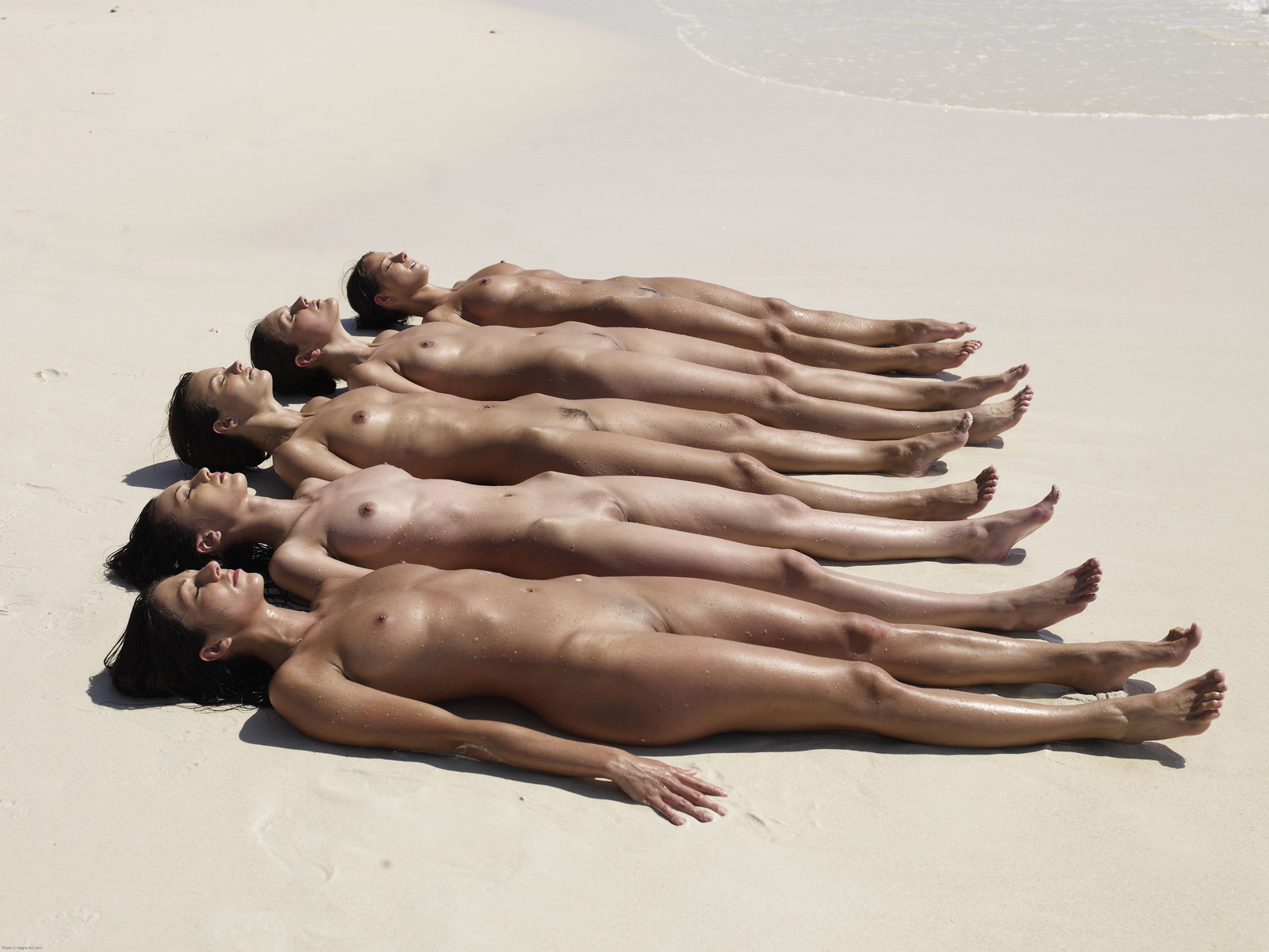 anna s brigi melissa suzie suzie carina wet sandy beach five naked girls he...