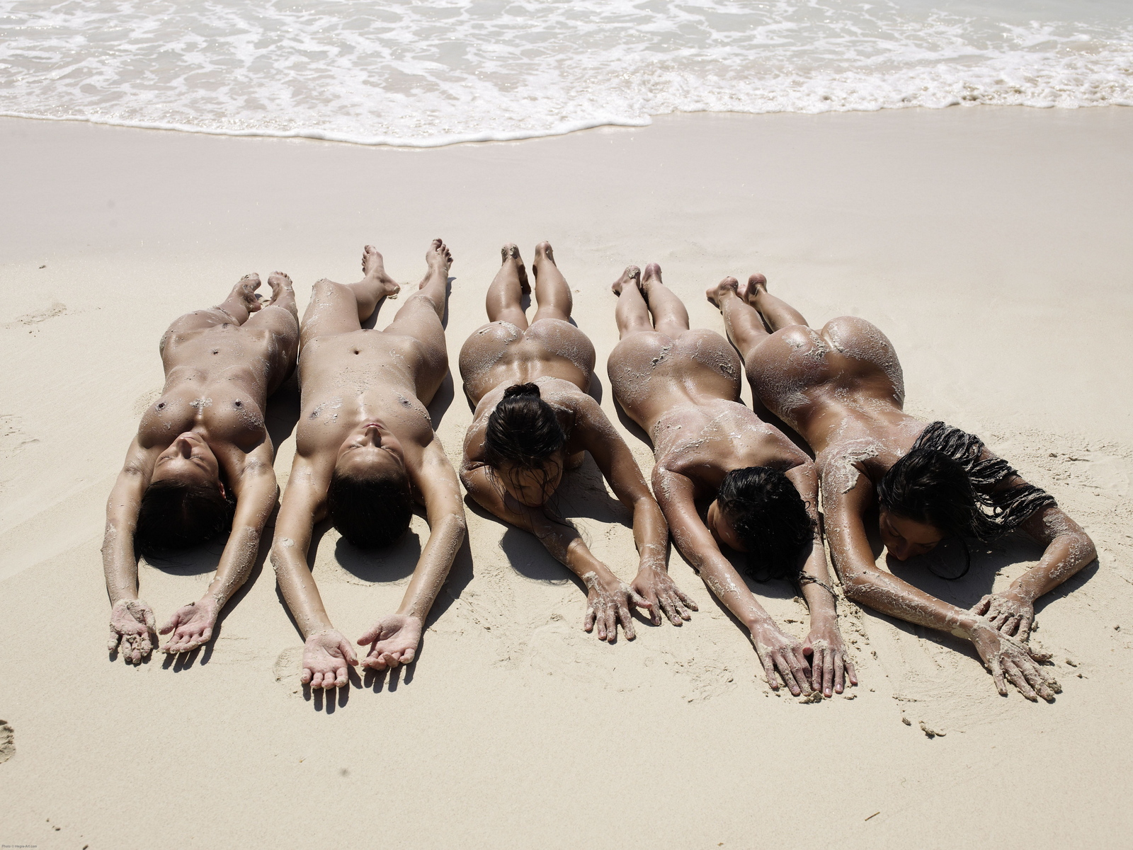 anna-s-brigi-melissa-suzie-suzie-carina-wet-sandy-beach-five-naked-girls-hegre-27