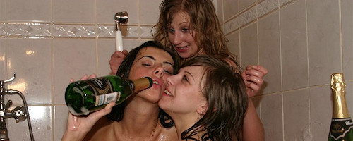 Teen lesbians bath party