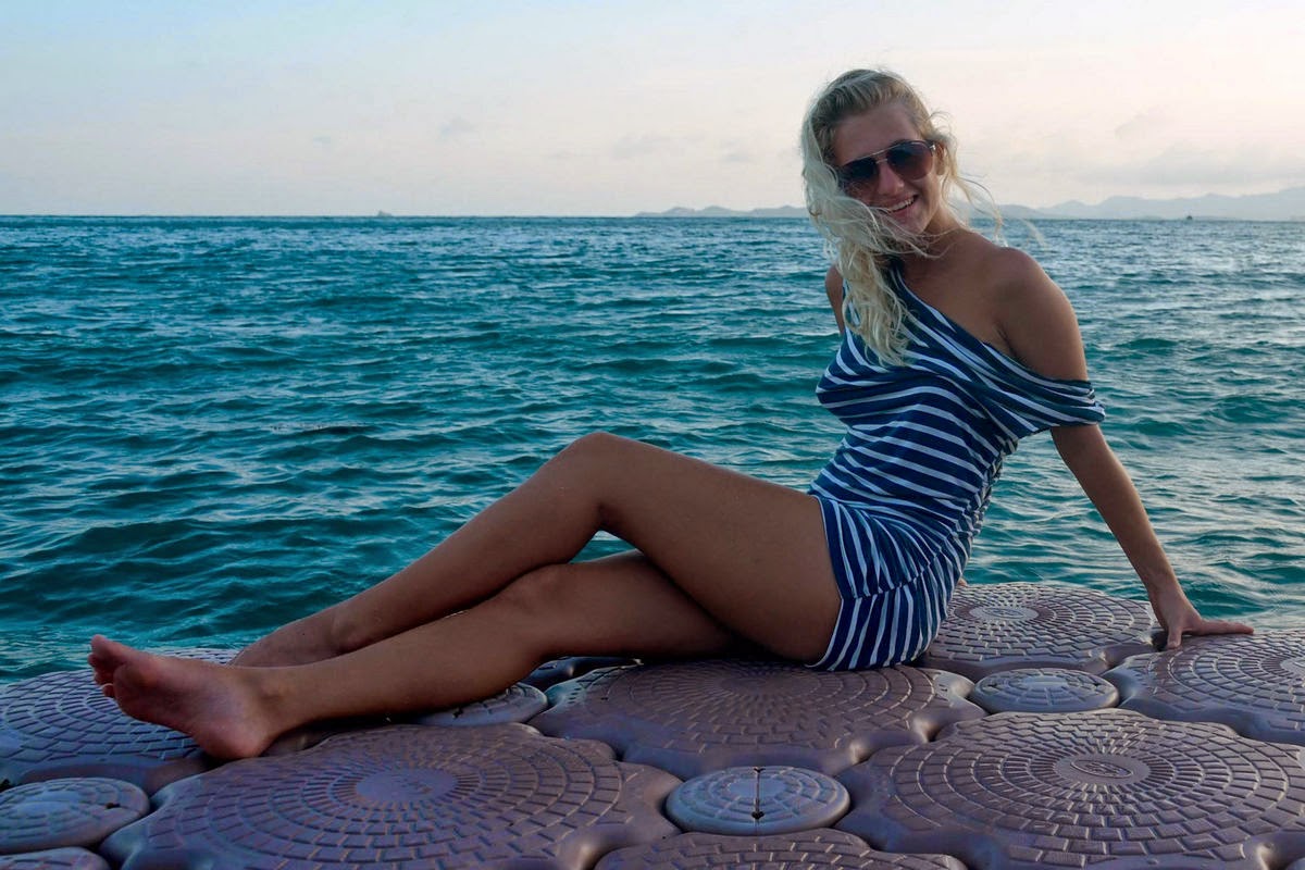 tereza-blonde-thailand-holiday-public-naked-seaside-09