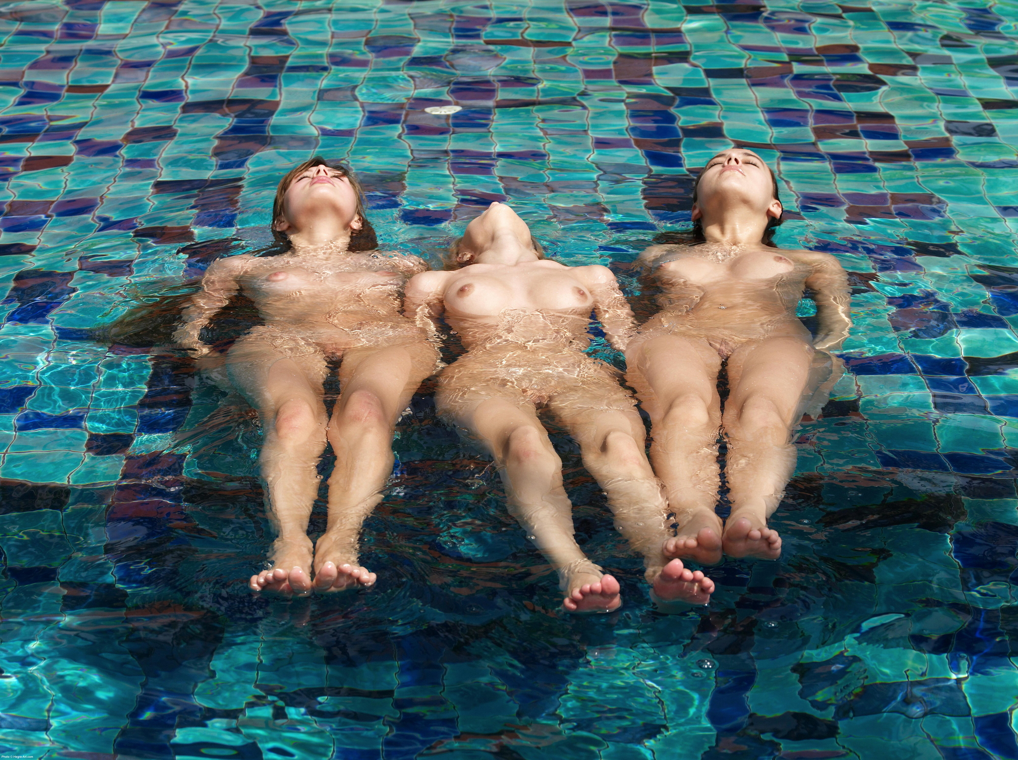 anna-s-angelica-paulina-aqua-three-nude-girls-pool-hegreart-25