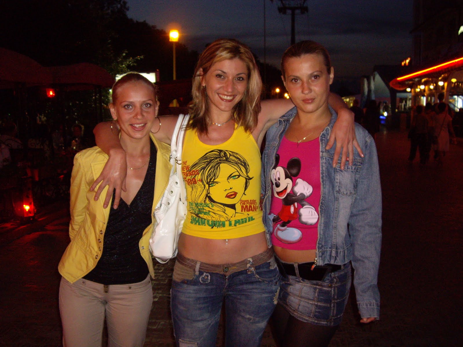 three-lesbians-on-holidays-05