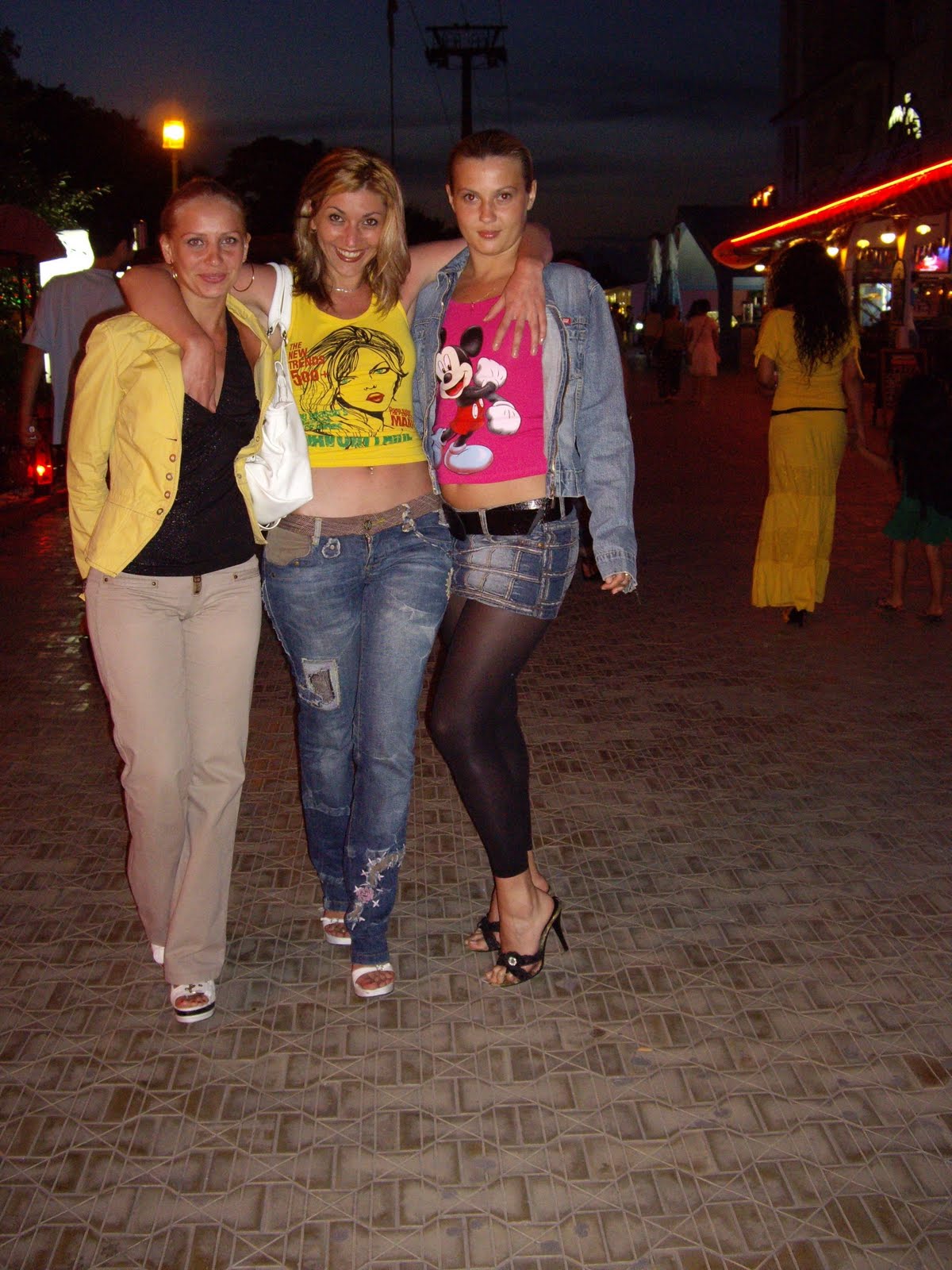 three-lesbians-on-holidays-06