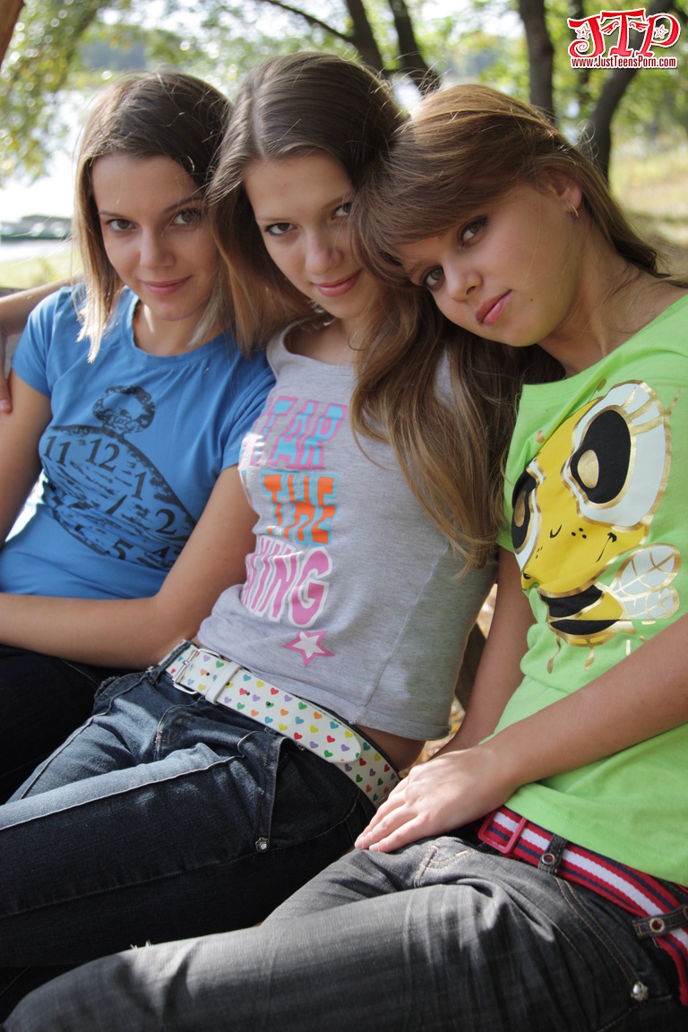 three-young-girls-02