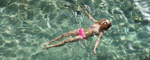 Tindra Mantel in pink bikini