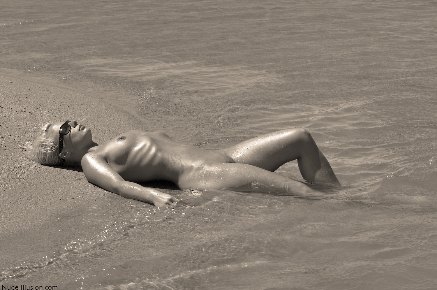 two-amateur-girls-naked-beach-black-white-photos-02