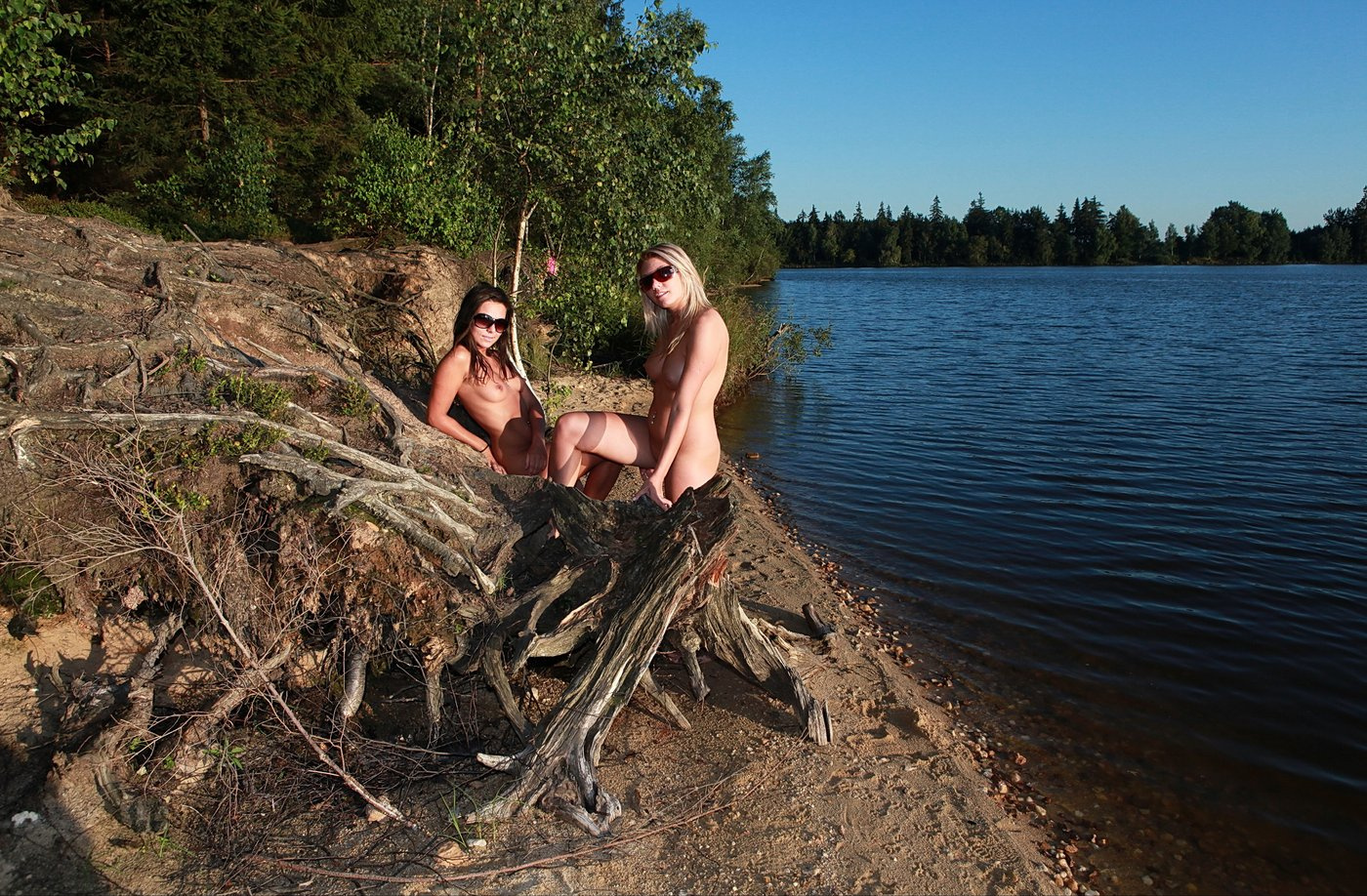 two-naturist-girls-nude-by-the-lake-32