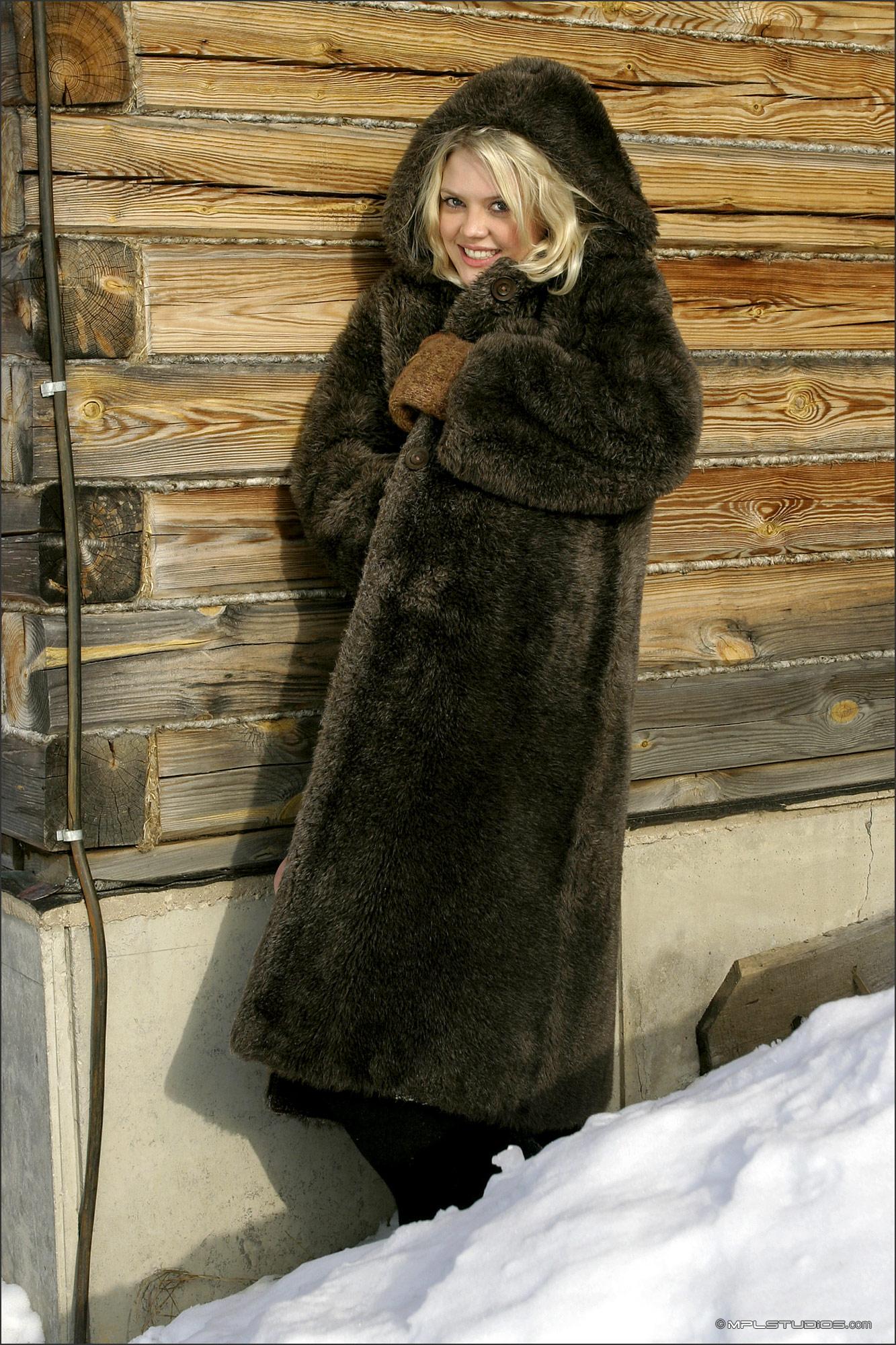 valia-winter-nude-snow-outdoor-blonde-fur-mplstudios-08