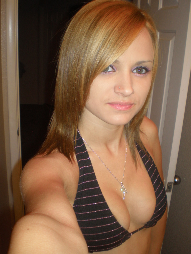 amateur bra cleavage selfie