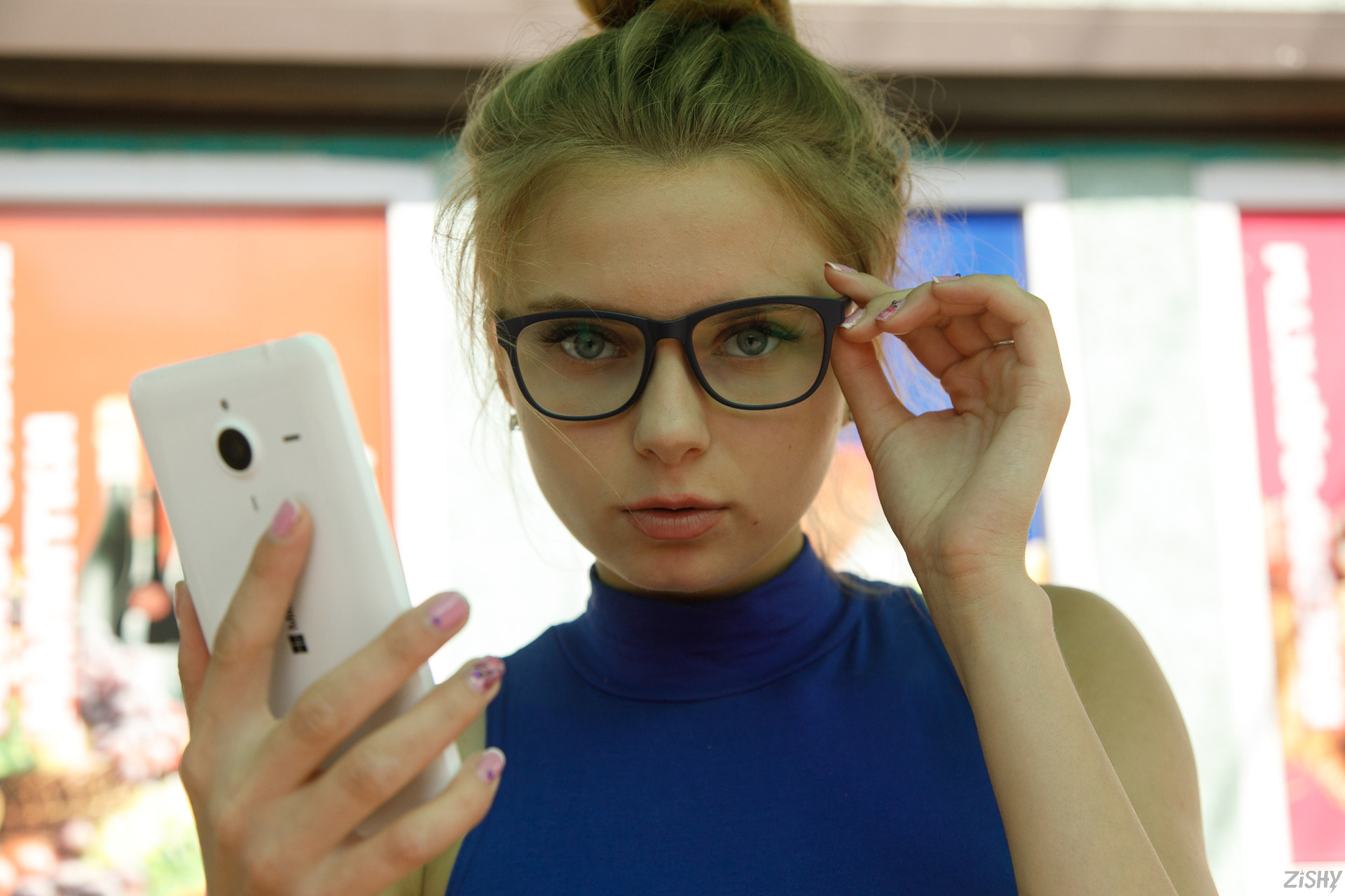 ulyana-orsk-flash-public-yantarny-glasses-tits-zishy-02