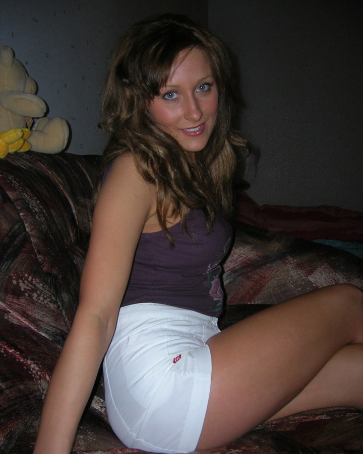 Gorgeous amateur on the couch