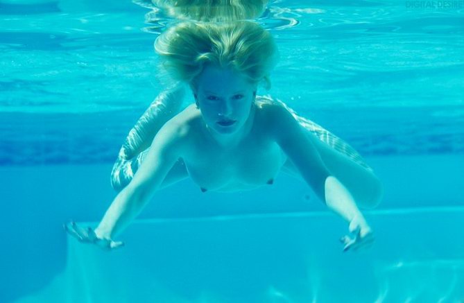 Blondie in the pool