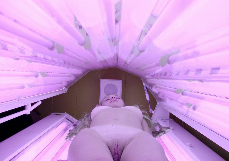 Hot nude babes in tanning bed